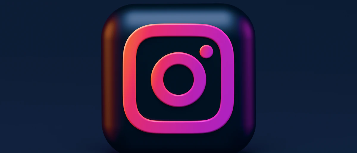 Lacivert zemin üzerinde pembe ve turuncu tonlarda üç boyutlu Instagram uygulama simgesi
