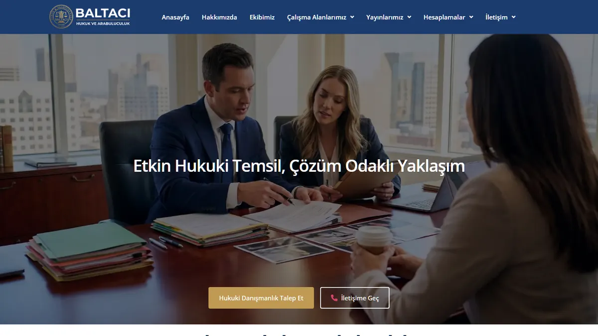 baltacihukuk.av.tr ana sayfası: lacivert menü, büro logosu ve toplantı masasında evrak inceleyen üç kişi
